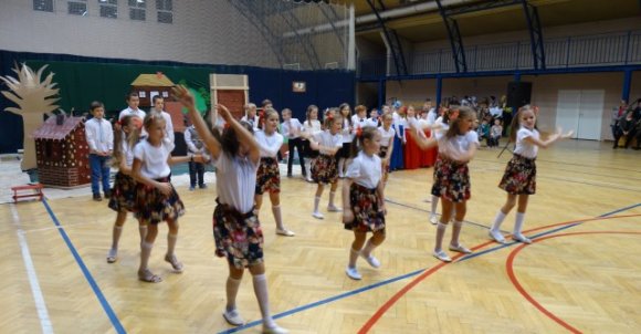 Występowały również klasy I-III, które przygotowały ,,Jasia i Małgosie'' oraz parę piosenek. Na tym zdjęciu widać tancerki, tańczące do szalonej piosenki ,,Moja babcia tańczy rockandroll''